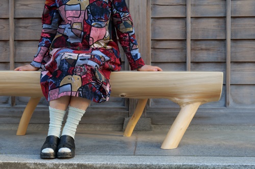 100年ヒノキのベンチ／枝をそのまま使用した磨き丸太ベンチ 一点物