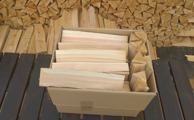 京都府南山城村のふるさと納税 【アウトドア～キャンプ・BBQに！～】薪（針葉樹）約9kg・25cm アウトドア用品 キャンプ用品 南山城村産 針葉樹の薪 コンパクト 本格的 焚火 焚き火用 ソロキャン デイキャンプ