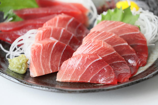 兵庫県西脇市のふるさと納税 【瞬間冷凍で鮮度抜群】天然南マグロ（インドマグロ）中トロ 赤身 お刺身 小分け 約300g （150g×2P）