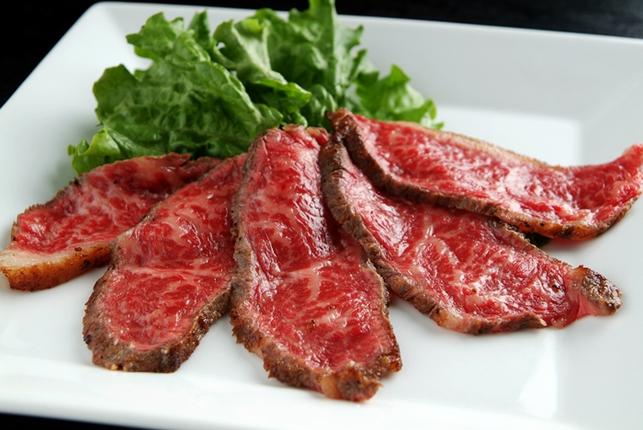 奈良県宇陀市のふるさと納税 (冷凍)大和榛原牛 プレミアム ローストビーフ 500ｇ ソース付 ／ うし源 本店 ふるさと納税 イチボ ヒウチ 父の日 母の日 手土産 奈良県 宇陀市 お中元 贈答用 贈り物 暑中見舞い お土産 お土産 お歳暮 内祝いまとめ買い 美味しい部位 キャンプ 送料無料 正月