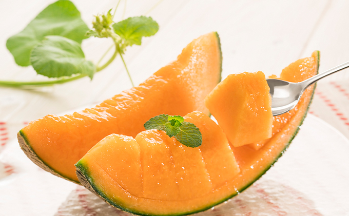 北海道富良野市のふるさと納税 【2026年7月～発送】富良野産 赤肉 メロン ≪ラベンダー付≫ 2玉 計3.6kg以上 北海道 富良野市 (加納農園) メロン フルーツ 果物 新鮮 甘い 贈り物 ギフト 道産 ジューシー おやつ ふらの ブランド 夏