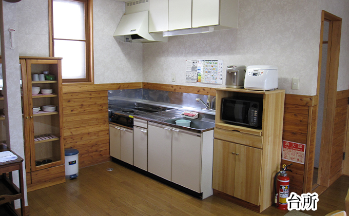 北海道赤平市のふるさと納税 エルム高原リゾート コテージ宿泊券（日帰り温泉入浴券付き） チケット 温泉利用券 1戸建1棟貸切 6名まで利用可 ケビン村 虹の山荘 北海道 赤平市