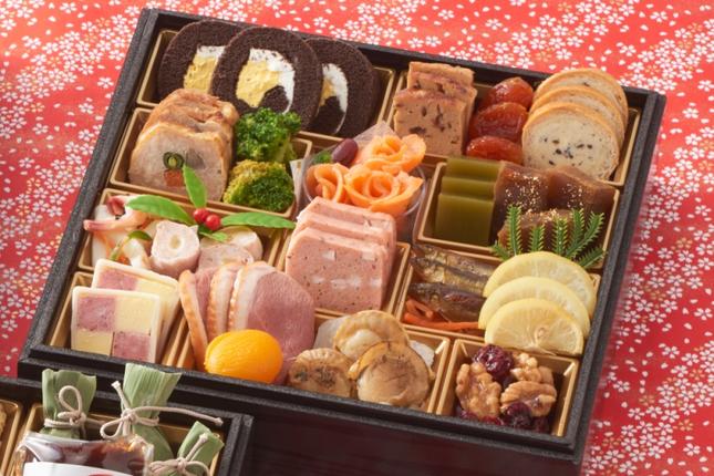 京都府宇治田原町のふるさと納税 京都 和洋折衷 おせち 三段重（61品目、3～4人前）冷凍【先行予約／毎年・早期受付終了品】12月29日か30日配送（日時指定不可）〈ころ柿羊羹・玉露ちりめん入り、おせち、おせち料理、冷凍おせち〉