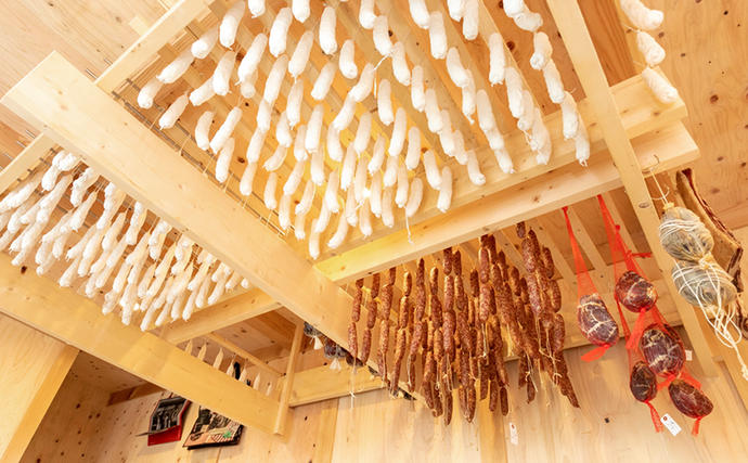 愛知県日進市のふるさと納税 サラミ 4種 セット ゴシック シャルキュトリー ソーセージ ウィンナー ウインナー 燻製 詰め合わせ ギフト 贈答 贈答品 肉 お肉 豚肉 豚 ポーク 熟成肉 加工食品 加工品 白カビ つまみ おつまみ 酒のつまみ 冷蔵 冷蔵配送 愛知 愛知県 日進市