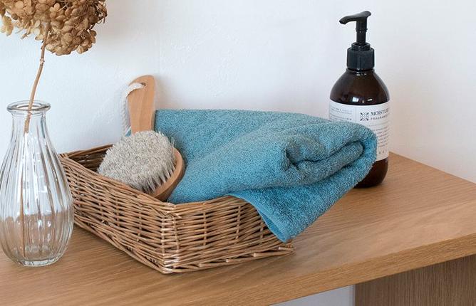 大阪府泉佐野市のふるさと納税 【お試し】ファミーユ ミニバスタオル 1枚（セルリアンブルー）【フェイスタオル 以上 バスタオル 未満 泉州タオル 吸水 普段使い シンプル 日用品 たおる スピード発送】 W096