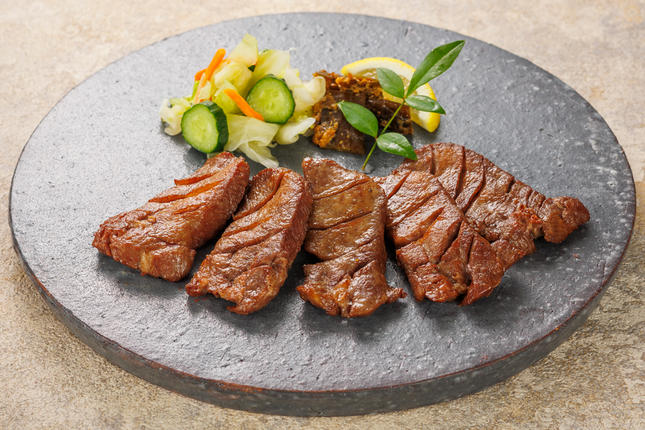 宮城県富谷市のふるさと納税 仙台名物 味の牛たん喜助×内ケ崎酒造店 職人仕込牛たん＆鳳陽清酒セット (牛タン 塩 しお 地酒 日本酒 肉 老舗 専門店 きすけ) [0308]