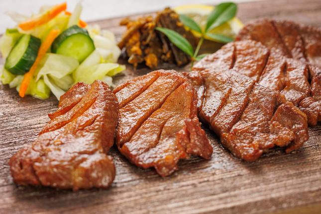 宮城県富谷市のふるさと納税 仙台名物 味の牛たん喜助×内ケ崎酒造店 職人仕込牛たん＆鳳陽清酒セット (牛タン 塩 しお 地酒 日本酒 肉 老舗 専門店 きすけ) [0308]