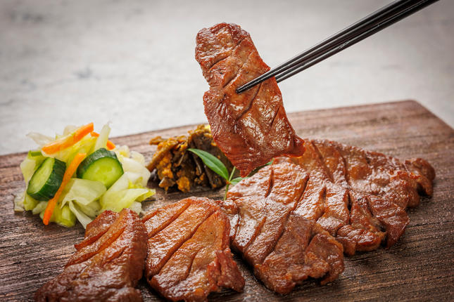 宮城県富谷市のふるさと納税 仙台名物 味の牛たん喜助×内ケ崎酒造店 職人仕込牛たん＆鳳陽清酒セット (牛タン 塩 しお 地酒 日本酒 肉 老舗 専門店 きすけ) [0308]