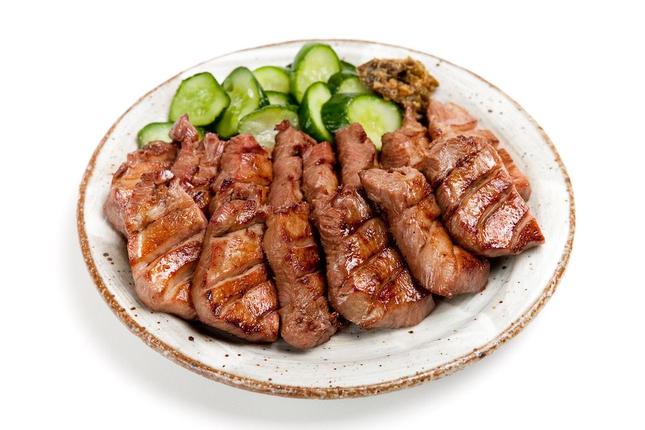 宮城県富谷市のふるさと納税 仙台名物 味の牛たん喜助×内ケ崎酒造店 職人仕込牛たん＆鳳陽清酒セット (牛タン 塩 しお 地酒 日本酒 肉 老舗 専門店 きすけ) [0308]