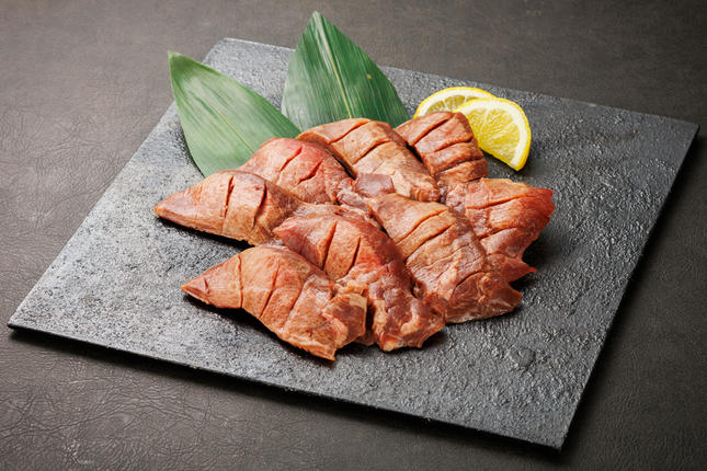 宮城県富谷市のふるさと納税 仙台名物 味の牛たん喜助×内ケ崎酒造店 職人仕込牛たん＆鳳陽清酒セット (牛タン 塩 しお 地酒 日本酒 肉 老舗 専門店 きすけ) [0308]