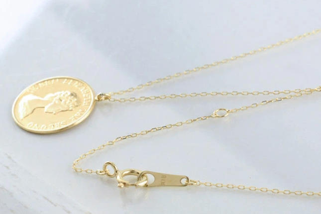 山梨県中央市のふるさと納税 ネックレス K18 イエローゴールド プレス コインモチーフネックレス L [百花 山梨県 中央市 21470985] アクセサリー ジュエリー 宝石 アクセ コイン ゴールド 18金