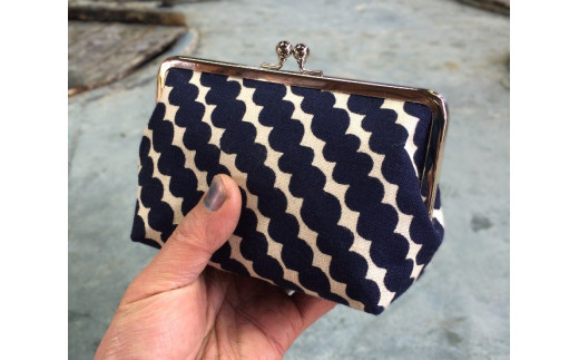 島根県安来市のふるさと納税 藍染のガマ口ポーチ（波団子）【化粧ポーチ おサイフ 財布 小物入れ 藍染め 染物 伝統工芸 雑貨 普段使い 日用品 おしゃれ かわいい 綺麗 プレゼント ギフト 贈り物 ご自宅用 島根県 安来市】