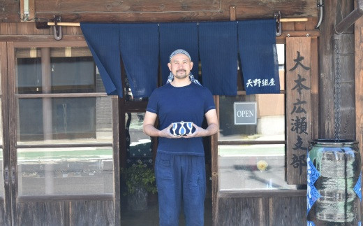 島根県安来市のふるさと納税 藍染のガマ口ポーチ（波団子）【化粧ポーチ おサイフ 財布 小物入れ 藍染め 染物 伝統工芸 雑貨 普段使い 日用品 おしゃれ かわいい 綺麗 プレゼント ギフト 贈り物 ご自宅用 島根県 安来市】