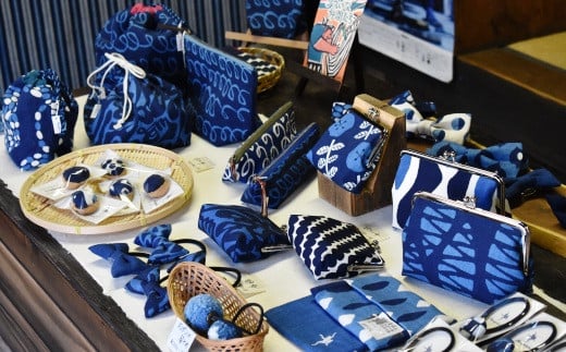 島根県安来市のふるさと納税 藍染のガマ口ポーチ（波団子）【化粧ポーチ おサイフ 財布 小物入れ 藍染め 染物 伝統工芸 雑貨 普段使い 日用品 おしゃれ かわいい 綺麗 プレゼント ギフト 贈り物 ご自宅用 島根県 安来市】