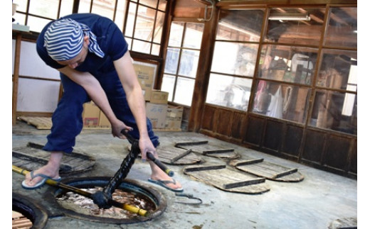 島根県安来市のふるさと納税 藍染のガマ口ポーチ（波団子）【化粧ポーチ おサイフ 財布 小物入れ 藍染め 染物 伝統工芸 雑貨 普段使い 日用品 おしゃれ かわいい 綺麗 プレゼント ギフト 贈り物 ご自宅用 島根県 安来市】