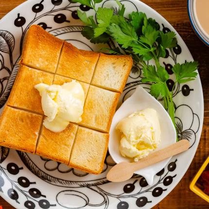 北海道紋別市のふるさと納税 16-104 よつ葉伝統造りバター(2個)・発酵バター(2個)セット