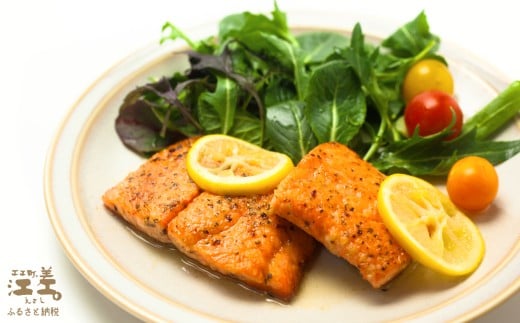 北海道江差町のふるさと納税 【訳あり】北海道産 サーモン お刺身用ブロック 2kg（約20～28パック前後）　日本海 かもめ島海面養殖　純国産 ブランドサーモン『江さしっ子 繁虎』　衝撃の口どけ　とろける脂　生食可　冷凍　小分け　個包装　トラウトサーモン　刺身　サーモンステーキ　カルパッチョ　海鮮　鮭　さけ　シャケ　しゃけ　さーもん　切り落とし　規格外