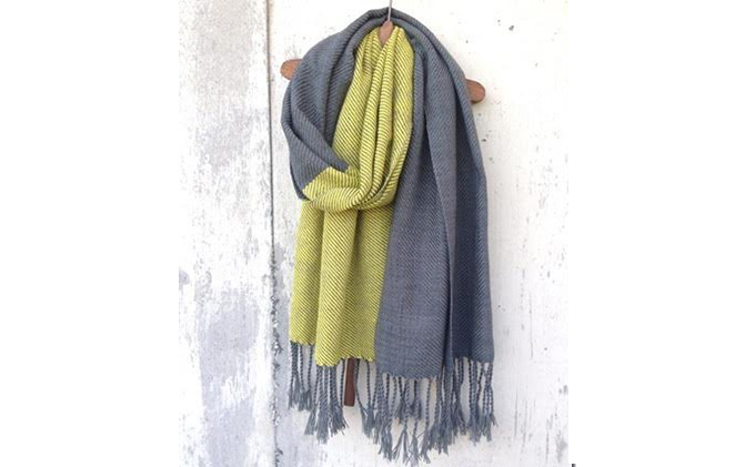 福岡県朝倉市のふるさと納税 ito to iro 手染め・手織り仕上「ストール」 ライトグレー×イエロー・バイカラー（ツイル織り） ファッション小物