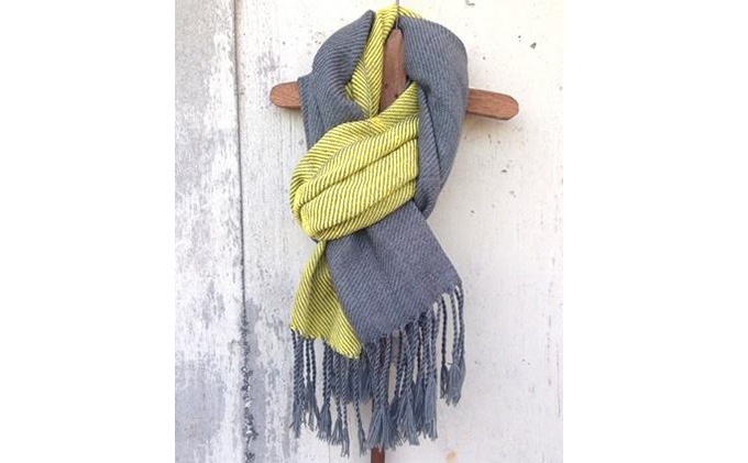 福岡県朝倉市のふるさと納税 ito to iro 手染め・手織り仕上「ストール」 ライトグレー×イエロー・バイカラー（ツイル織り） ファッション小物