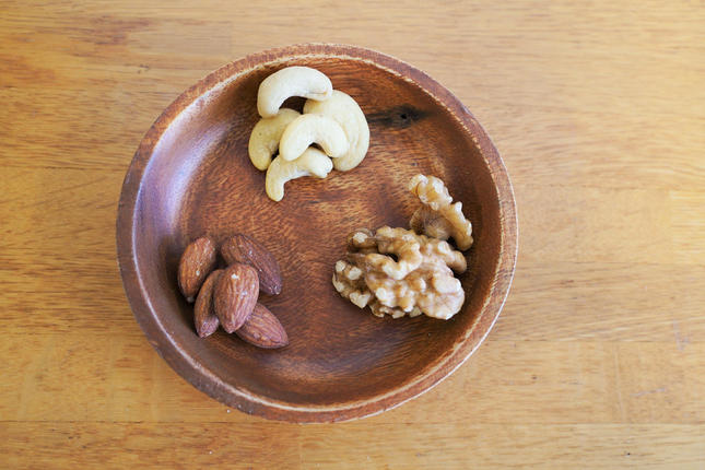 愛知県碧南市のふるさと納税 直火焙煎 無塩 素焼き ミックスナッツ チャック付き 1kg × 2袋 計 2kg アーモンド カシューナッツ 生くるみ 3種類 塩 油 不使用 食感 鉄分 食物繊維 バランス栄養食 健康志向 おやつ おつまみ シュクレナッツ nuts 愛知県 碧南市 送料無料 H059-161