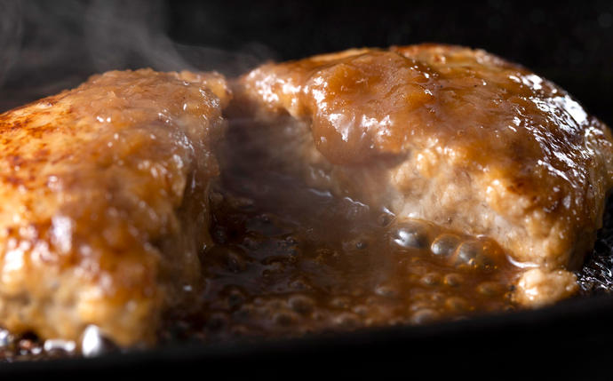 北海道新ひだか町のふるさと納税 北海道産 味付け 焼肉 ＆ 北海道産 黒毛和牛 みついし牛 と ホエー豚 ハンバーグ 計 800g (250g×2パック タレ込 ＆ 100g×3枚)