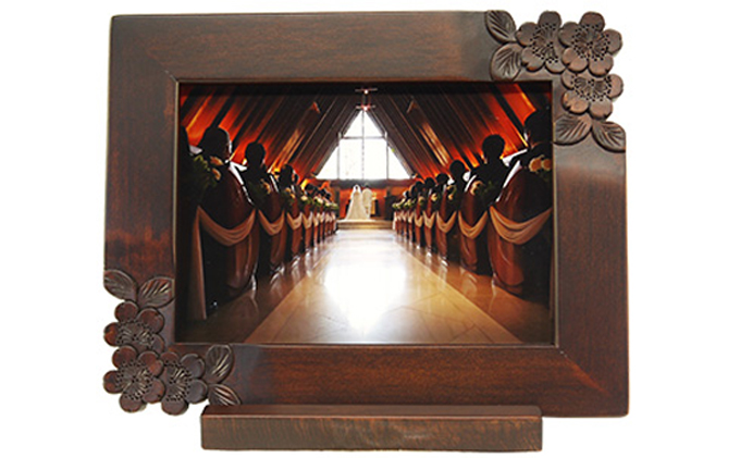 長野県軽井沢町のふるさと納税 軽井沢彫り　大坂屋家具店　こだわりの写真立て　２Lサイズ インテリア 雑貨 日用品 軽井沢彫