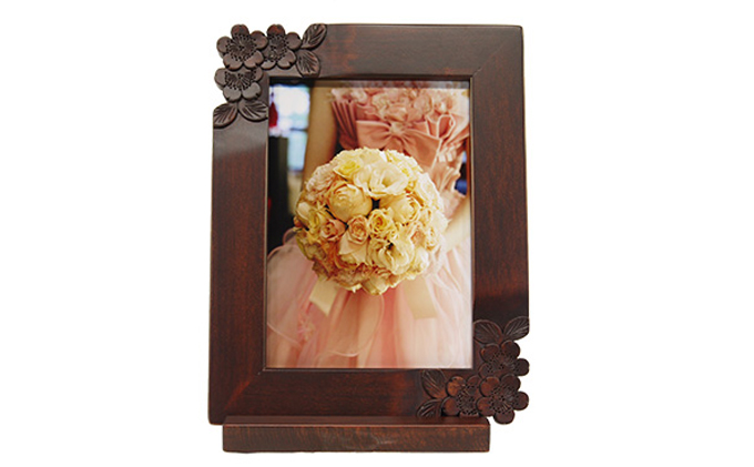 長野県軽井沢町のふるさと納税 軽井沢彫り　大坂屋家具店　こだわりの写真立て　２Lサイズ インテリア 雑貨 日用品 軽井沢彫