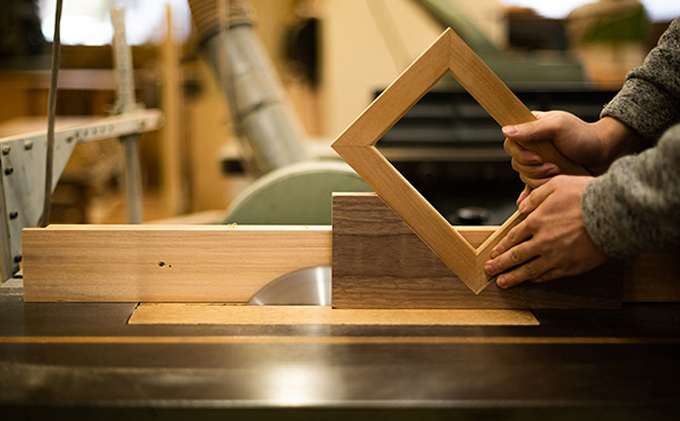 長野県軽井沢町のふるさと納税 軽井沢彫り　大坂屋家具店　こだわりの写真立て　２Lサイズ インテリア 雑貨 日用品 軽井沢彫