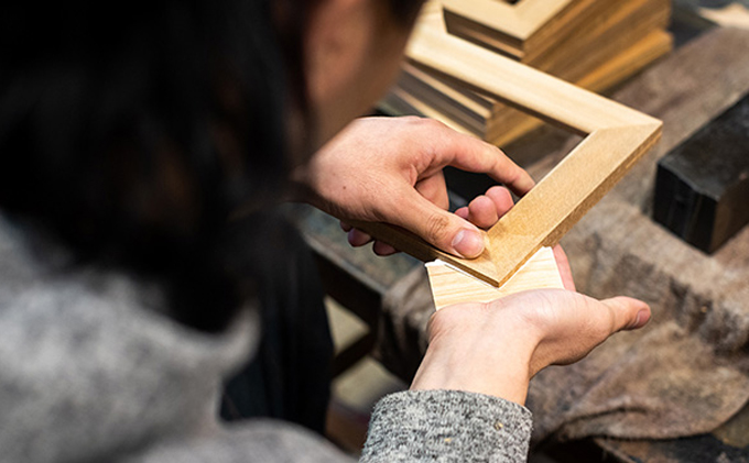 長野県軽井沢町のふるさと納税 軽井沢彫り　大坂屋家具店　こだわりの写真立て　２Lサイズ インテリア 雑貨 日用品 軽井沢彫