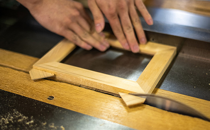 長野県軽井沢町のふるさと納税 軽井沢彫り　大坂屋家具店　こだわりの写真立て　２Lサイズ インテリア 雑貨 日用品 軽井沢彫