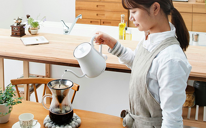 宮城県大河原町のふるさと納税 アイリスオーヤマ ケトル 600ml IKE-C600-W ホワイト 電気ポット ポット 電気ケトル ドリップケトル 細口 細口ポット 細口ケトル お湯 湯沸かし 持ち運び 空焚き防止 おしゃれ キッチン家電 電化製品 家電 宮城 宮城県 大河原 大河原町